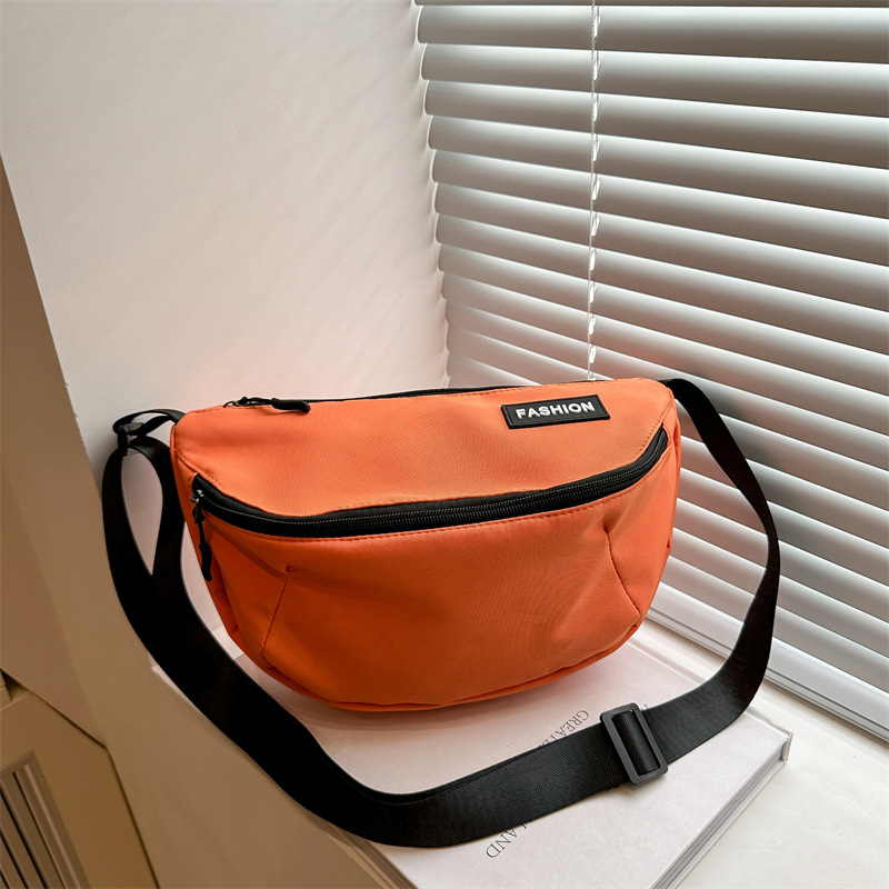This is a versatile and high-end off-the-shelf crossbody bag for ladies in 2025, featuring a large capacity saddle bag full figure