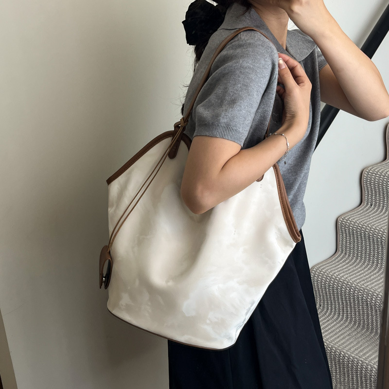 Niche bags, women's large-capacity bucket bag, 2025 new summer versatile casual single-shoulder bag, commuting hand-held mother and child bag Application Scenario