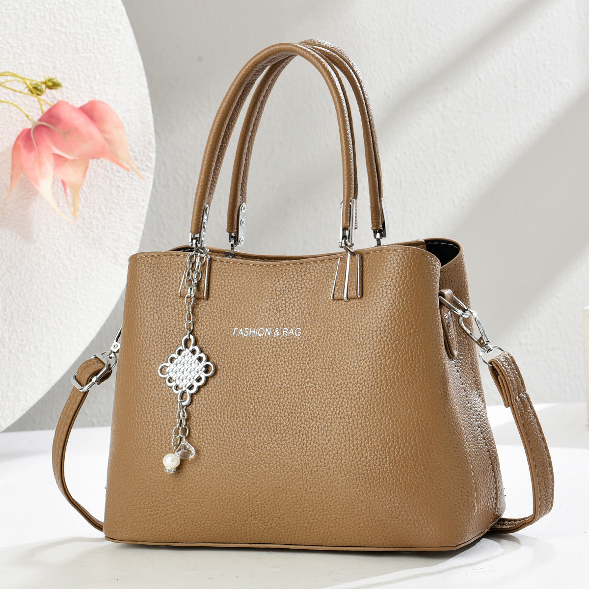 Wholesale of new simple solid-color women's single-shoulder bags, versatile and fashionable crossbody bags for export, and trendy mom bags details Picture