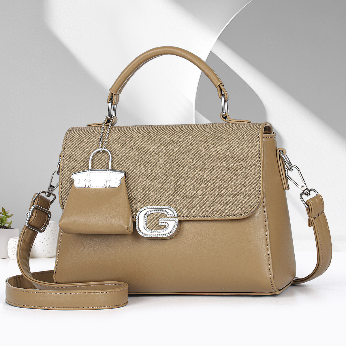 Single-shoulder bag for women, fashionable and trendy European and American style handbag, high-end and niche design, solid color, casual and versatile crossbody bag Specification drawing