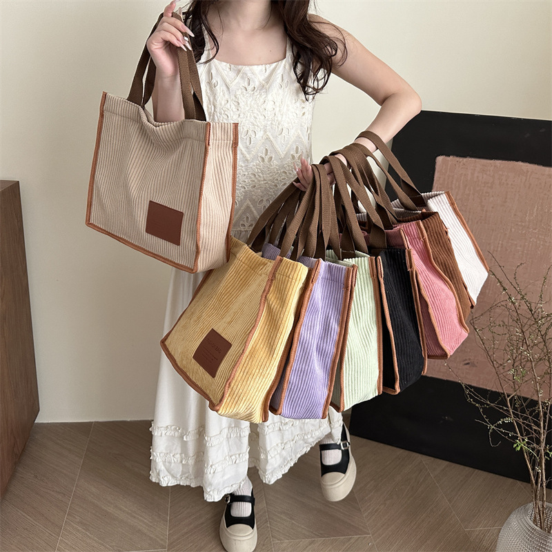 Tote bag 2025 for college students' class commuting, single-shoulder bag for women, large capacity, simple and casual Japanese handbag Application Scenario