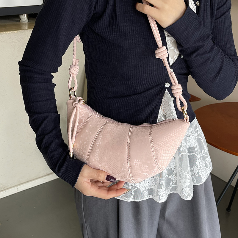 The Korean version of the niche design Crescent bag is a new Spring/Summer 2025 simple and retro croissant croissant and casual shoulder bag for women Specification drawing