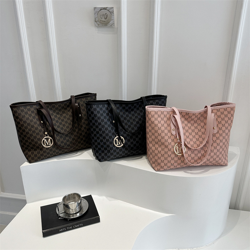 Large-capacity underarm bag for women, new Spring/Summer 2025 trendy and fashionable single-shoulder bag, commuter tote bag, hand-carry bag trend Application Scenario