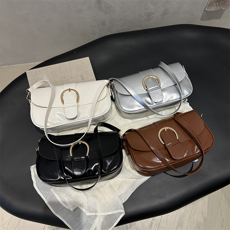 Retro high-end small bag for women, Spring 2025 new style fashionable oil-wax leather saddle bag, casual and simple crossbody bag for women Application Scenario