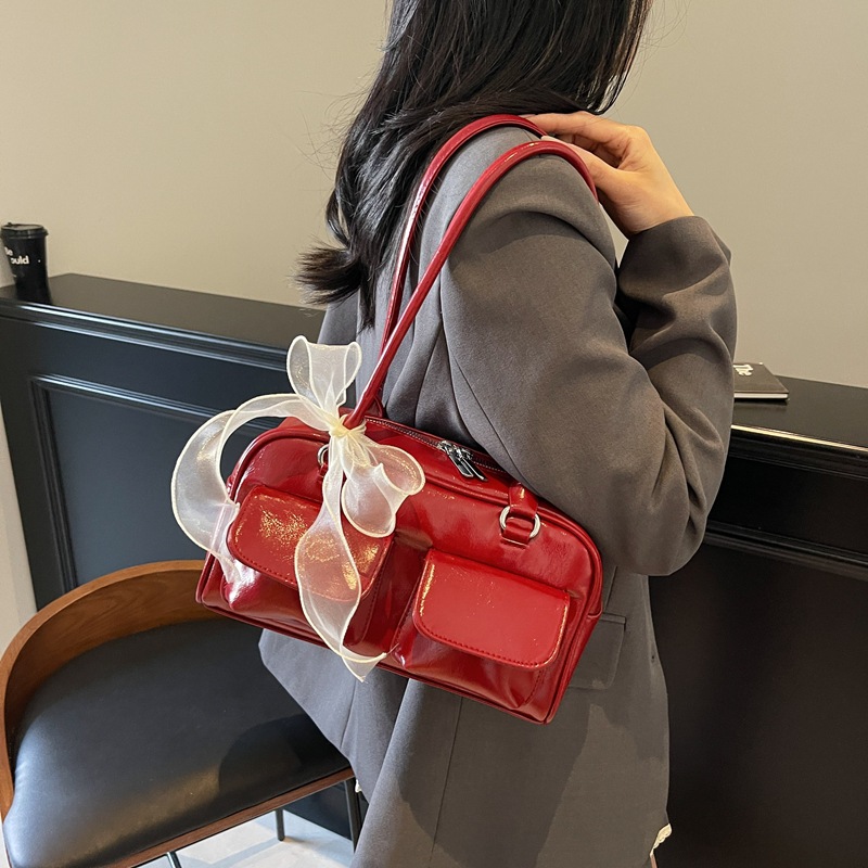 A new style of Korean-style casual soft leather commuting single-shoulder underarm bag for women in 2025, featuring a versatile and fashionable hand-held Boston bag Application Scenario
