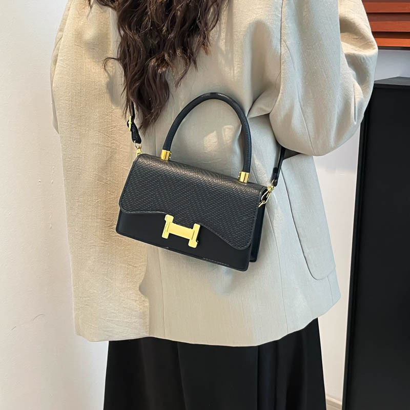 The 2025 new niche design, simple and fashionable, single-shoulder crossbody bag, and stylish small square commuting bag details Picture