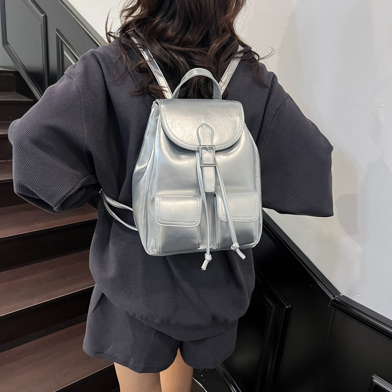Fashionable and trendy niche design handbag, casual and stylish backpack, 2025 new stylish commuting backpack for going out Application Scenario