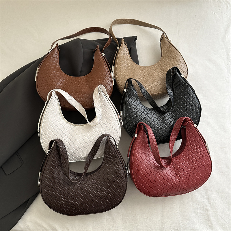 Solid color stylish Lady 2025 Large capacity trendy Korean version new woven pattern casual single-shoulder hand-carried underarm bag Application Scenario
