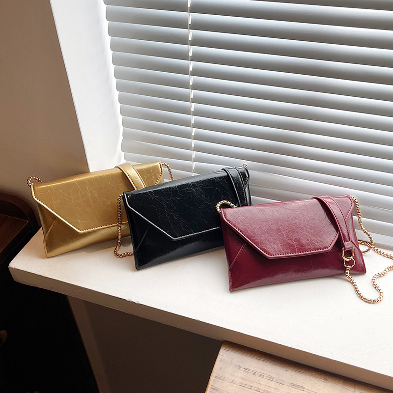 Crossbody bag, mobile phone bag for women, 2025 new style fashionable solid color envelope chain bag, versatile and simple single-shoulder mobile phone bag Application Scenario