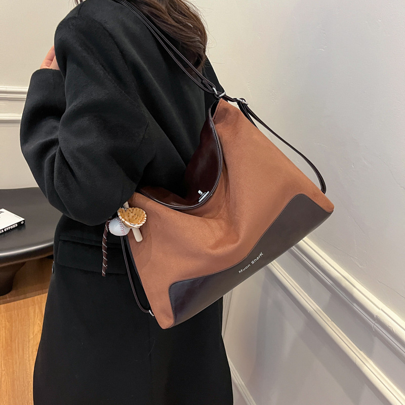 High-capacity commuter tote bag for women, 2024 new style, casual and versatile, street fashion single-shoulder crossbody bag, backpack Application Scenario
