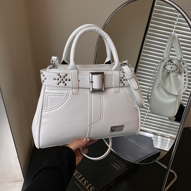 A retro and high-end handbag, a new fashion single-shoulder crossbody bag for women in 2025, and a tote bag for students' commuting to school Specification drawing