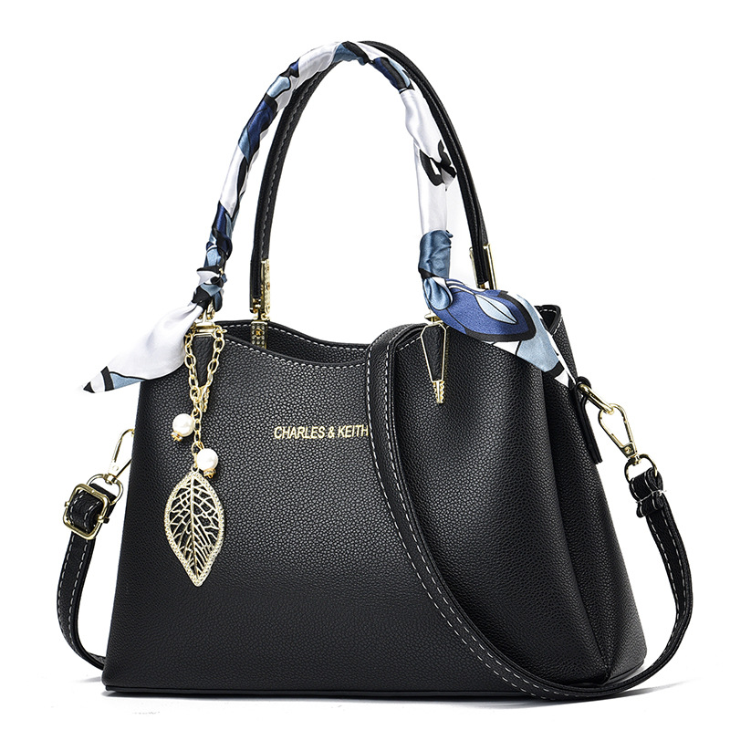 A new 2023 casual women's handbag, a simple, large-capacity, fashionable and trendy soft leather single-shoulder bag details Picture