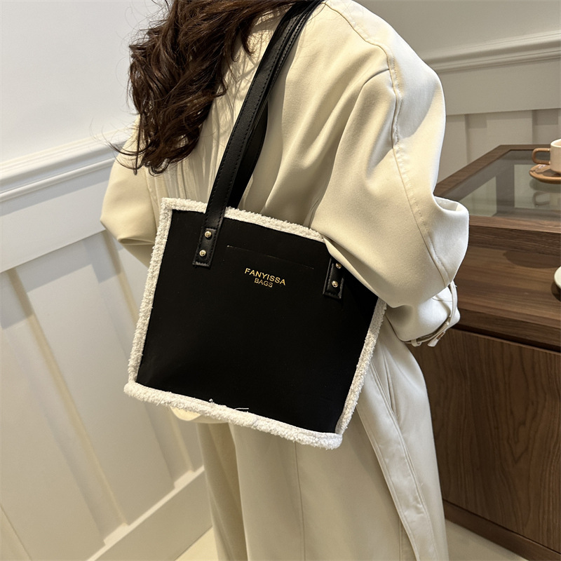 The new autumn and winter plush bag is fashionable and versatile. It's a large-capacity women's bag with a matte texture and a hand-held casual tote bucket. It's trendy Specification drawing