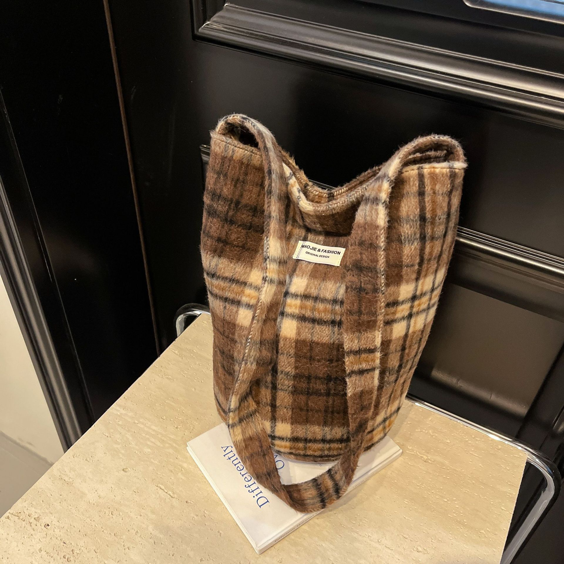 Tweed checkered bag for women 2024 new style, fashionable and stylish, large-capacity crossbody bag, casual single-shoulder commuter bucket bag full figure