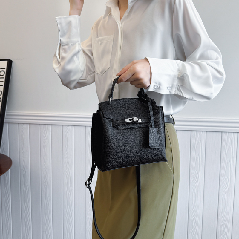 Cross-border retro high-end hand-held platinum bag for women 2025 new style, trendy, fashionable, versatile and stylish single-shoulder crossbody bag Application Scenario