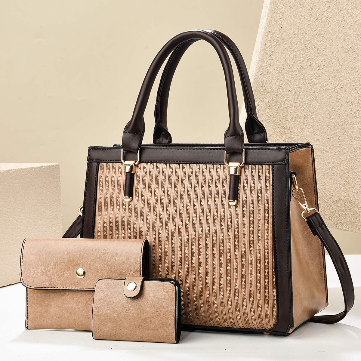 A versatile new high-appearancelevel striped mother and child bag set of three pieces, a high-end multi-layer large-capacity single-shoulder bag for cross-border use Application Scenario