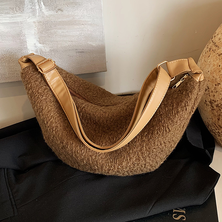 Underarm bag for women, large-capacity 2024 new casual and niche design, single-shoulder crossbody bag, versatile for commuting dumplings full figure