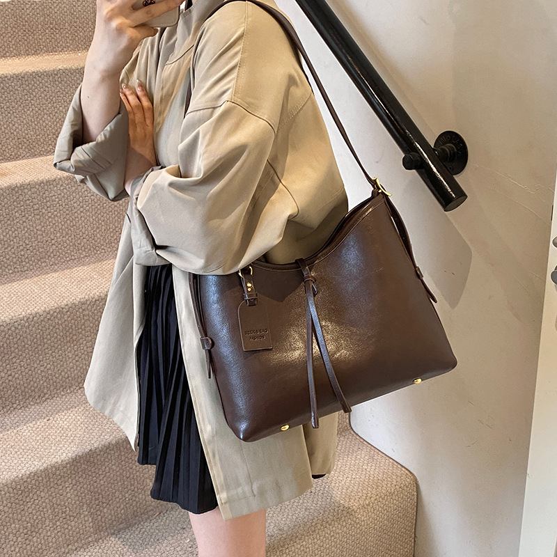 High-end retro large-capacity bag for women, 2024 new retro Maillard single-shoulder bag, commuter crossbody tote bag Application Scenario
