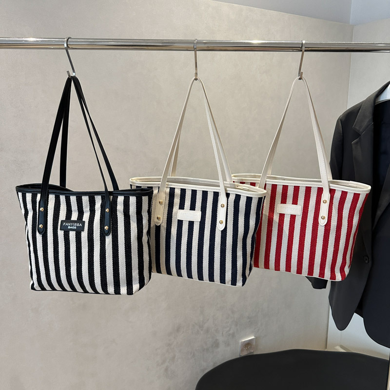 Striped large-capacity casual bag, new Spring/Summer 2025, versatile and stylish ins single-shoulder underarm bag, tote bag for going out Application Scenario