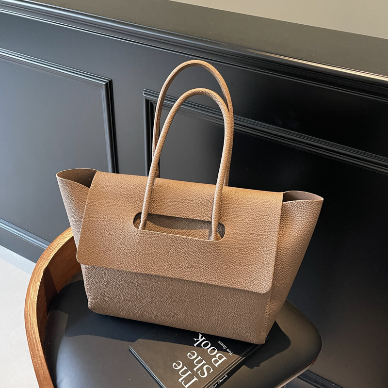 This high-capacity tote bag is a new 2024 model for women. It exudes a trendy and high-end vibe, is stylish and versatile, and is suitable for commuting Specification drawing
