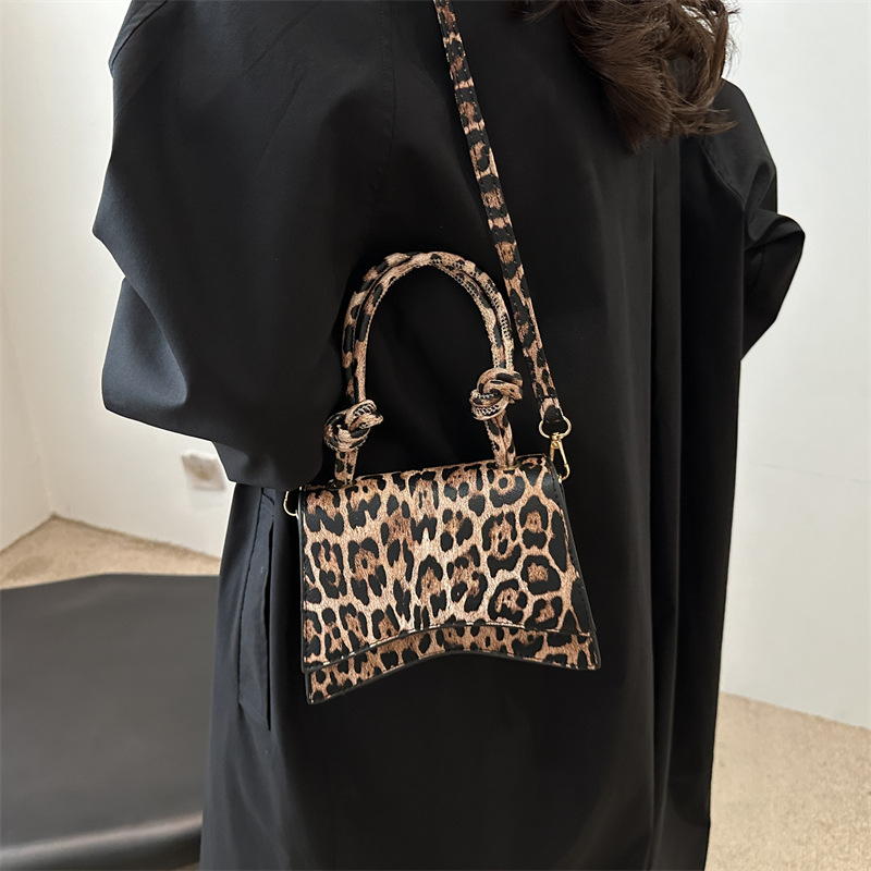 A niche design, casual, retro and fashionable crossbody bag, a new autumn 2024 commuter minimalist French single-shoulder small square bag details Picture