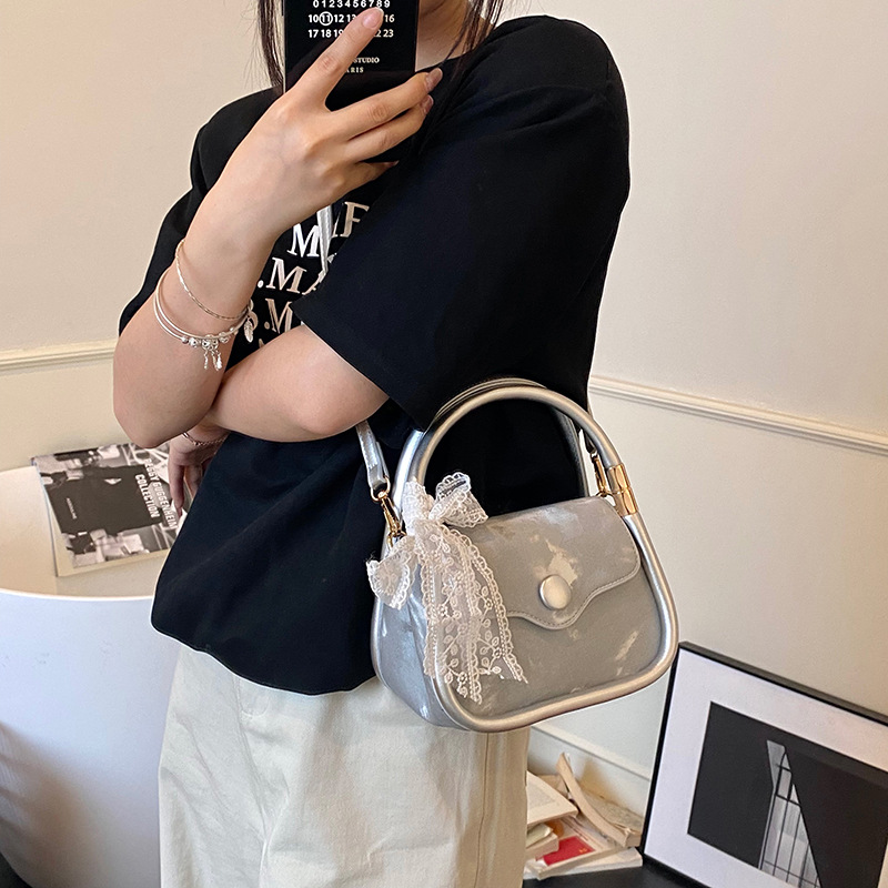 Korean lace small square bag 2025 Summer new fashion trend crossbody bag, daily handbag, commuting single-shoulder bag for women Application Scenario