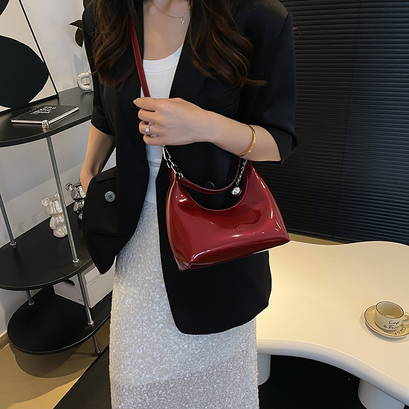 Fashionable dumpling bag for women, Korean style trendy handbag 2025 Summer new style, high-end single-shoulder bag, stylish crossbody bag Application Scenario