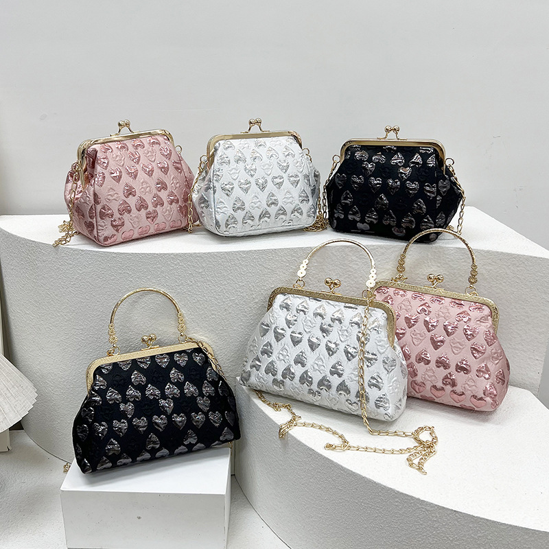 New European and American retro-style handbags, single-shoulder bags, large-capacity women's bags, classical Hanfu bags, heart-shaped buckle chain bags Application Scenario