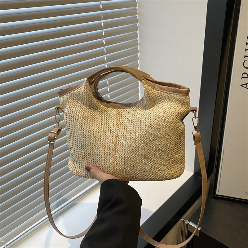 The 2025 new color-blocking hand-held bucket bag is fashionable and versatile for women, a single-shoulder crossbody bag for commuting, and a cross-border trend full figure