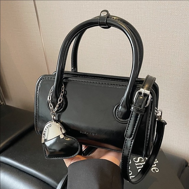 This 2025 new Korean-style wax oil leather simple hand-held small square bag is fashionable and versatile. It's a single-shoulder crossbody bag full figure
