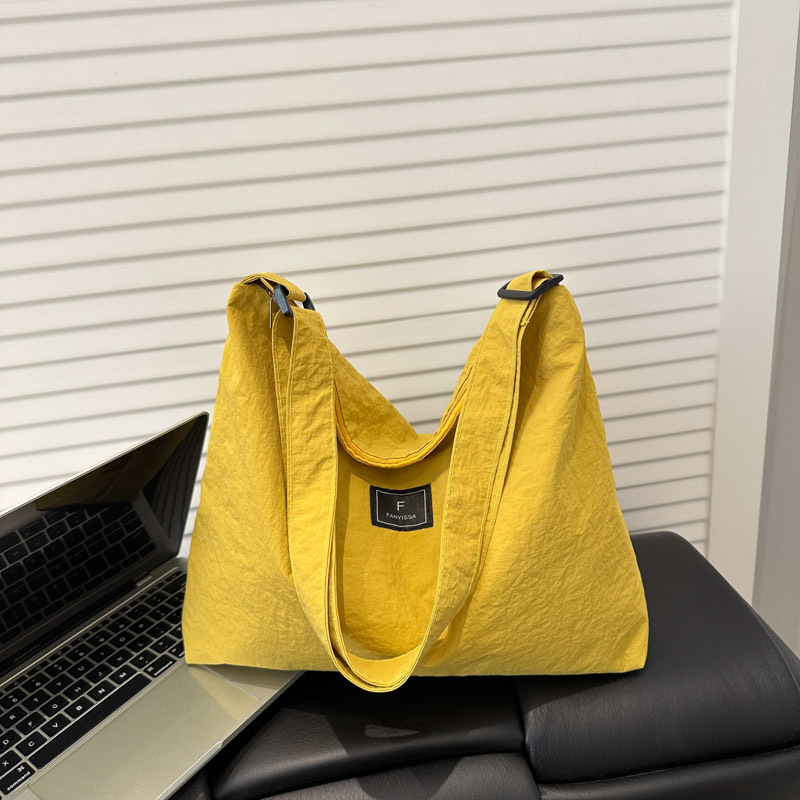 A new, casual and simple single-shoulder bag with a niche design for women's fashion in spring 2025 full figure