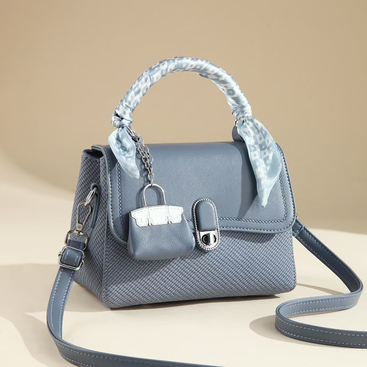 The new 2025 cross-border women's handbag is simple and fashionable with a lock buckle. It is a versatile and elegant large-capacity crossbody bag Specification drawing