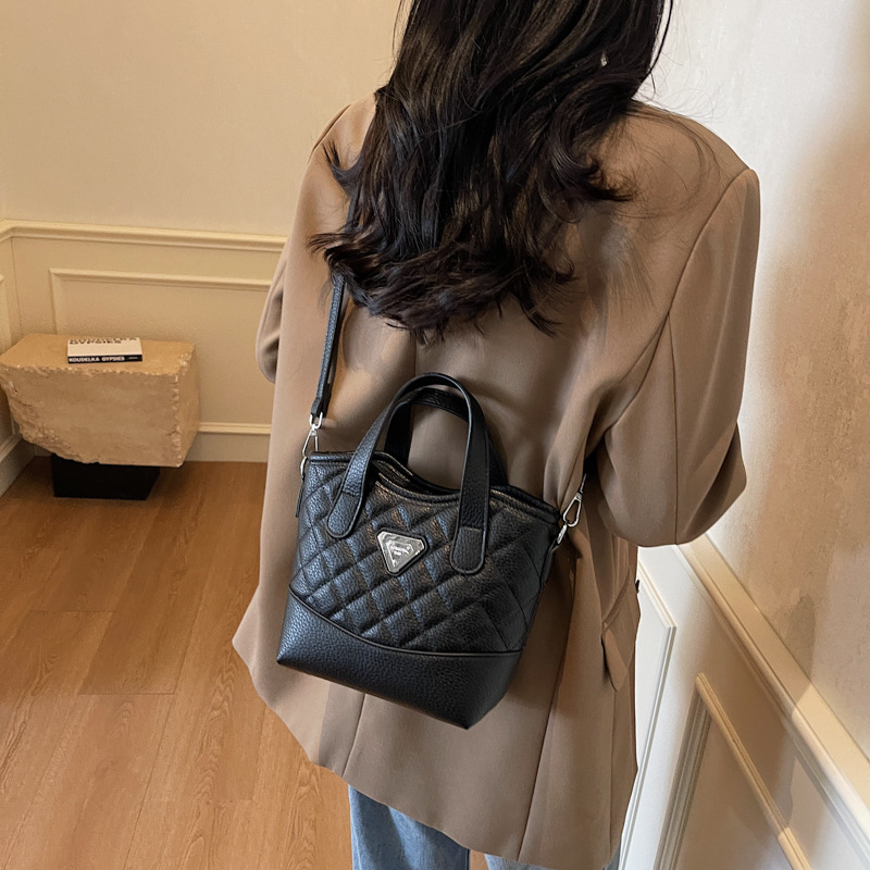 High-end texture diamond-shaped color-blocking hand-held bucket bag for women, 2025 new style, fashionable and versatile crossbody bag, small handbag Application Scenario
