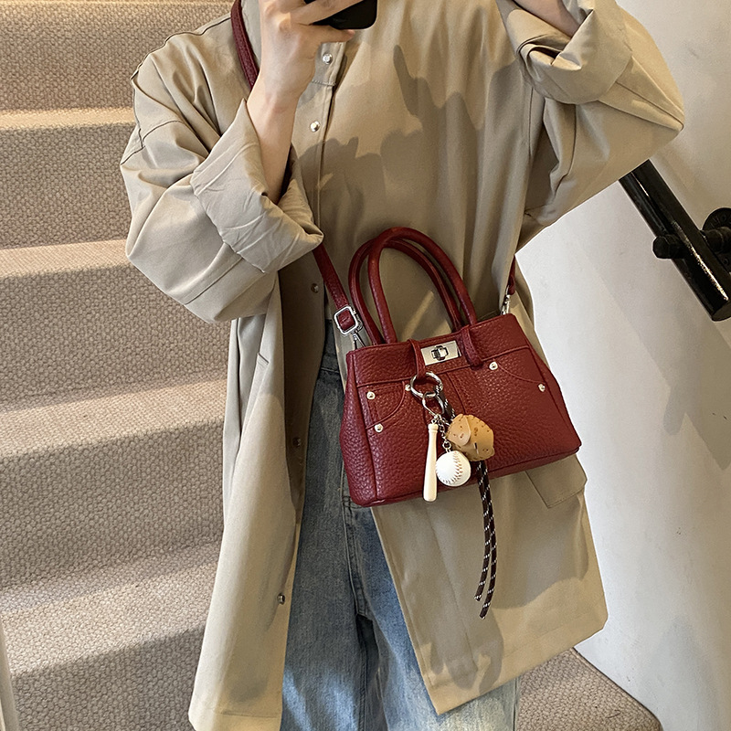 High-end hand-held Kelly bag for women 2024 Korean version, trendy and fashionable single-shoulder bag, niche design, casual and versatile women's bag Application Scenario