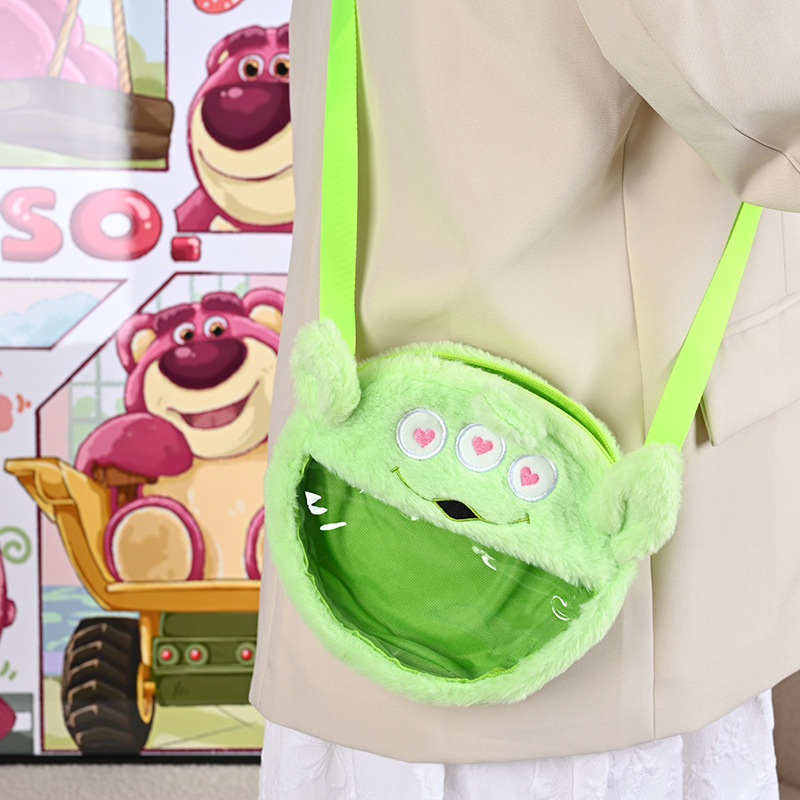 The new cartoon 2D plush pain bag is cute, trendy and fashionable. It's a beautiful single-shoulder doll bag for girls and can be exchanged by a grab machine Application Scenario