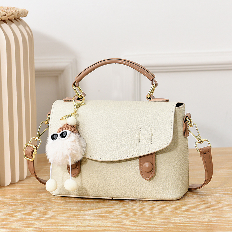 A new trendy Korean version casual crossbody bag for women in 2025, a stylish black small bag for spring and summer, simple for students full figure