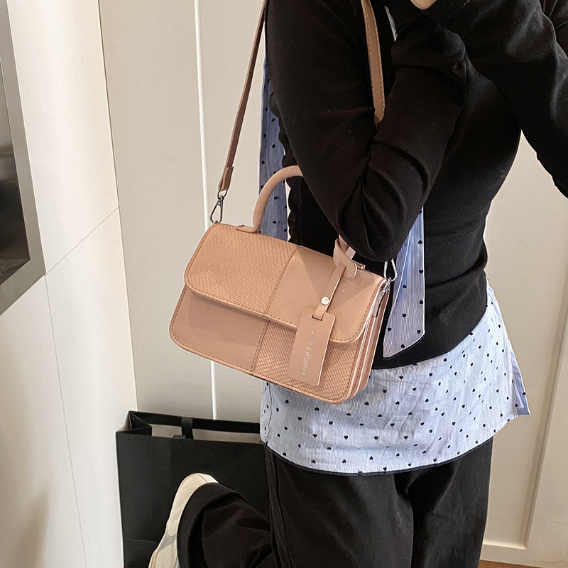 The retro hand-held small square bag for women in 2025 is a new, fashionable and high-end quality single-shoulder bag with a unique commuting crossbody style Specification drawing