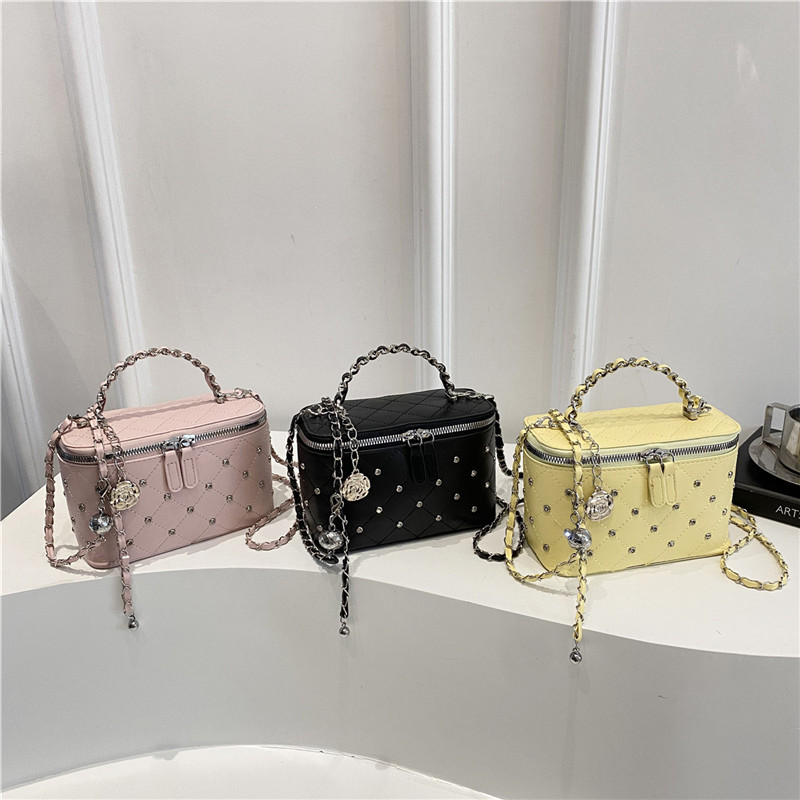 Chain bag 2025 new mini box bag, niche design crossbody bag, Chanel-style stylish mobile phone bag, cross-border Application Scenario