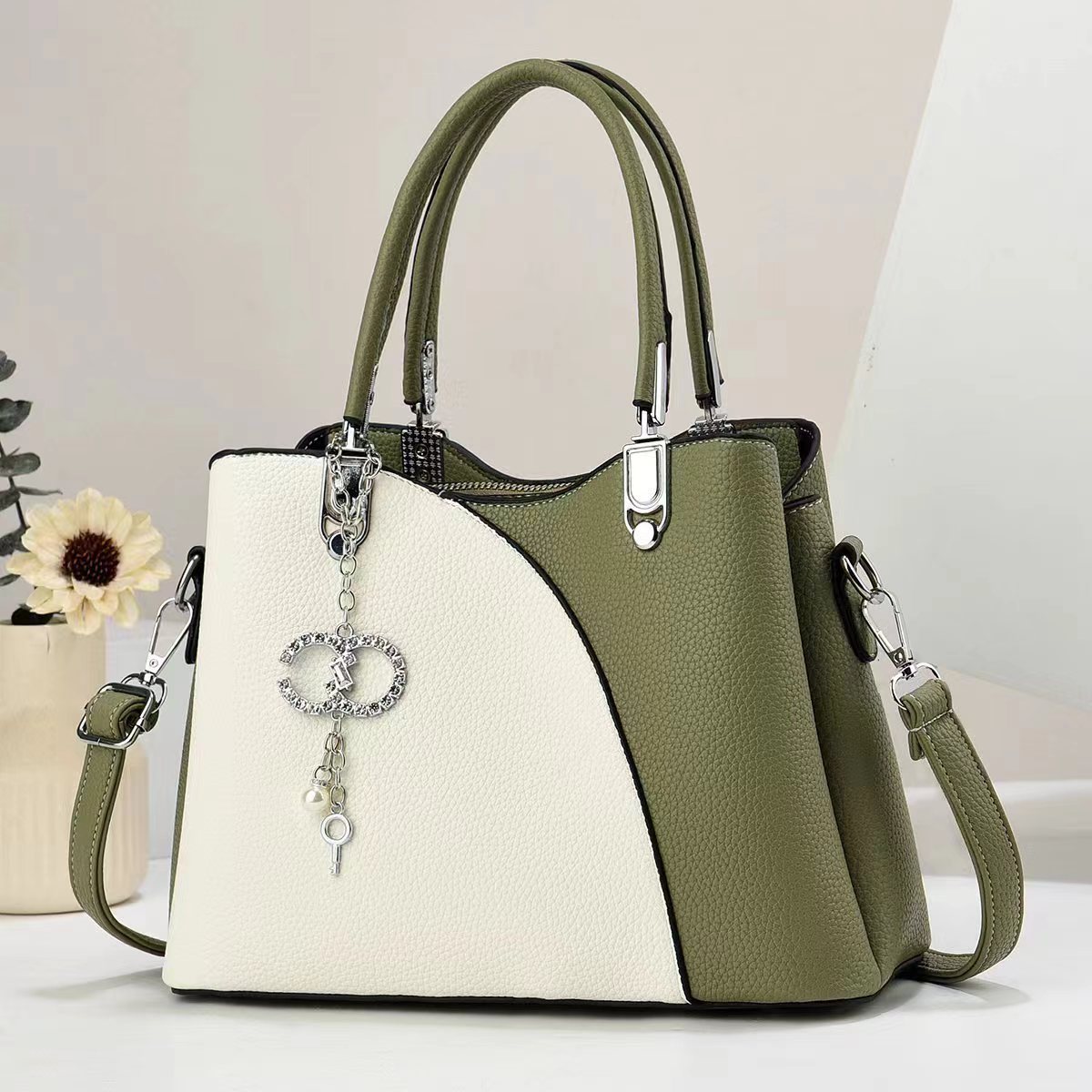 The new minimalist and color-blocking women's bag is cross-border, elegant and trendy, versatile, and features a large capacity single-shoulder casual crossbody details Picture