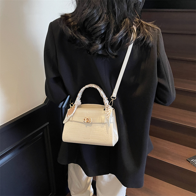 A high-end crocodile print fashionable hand-held Kelly bag for women 2025, a trendy and versatile single-shoulder crossbody bag for commuting Application Scenario