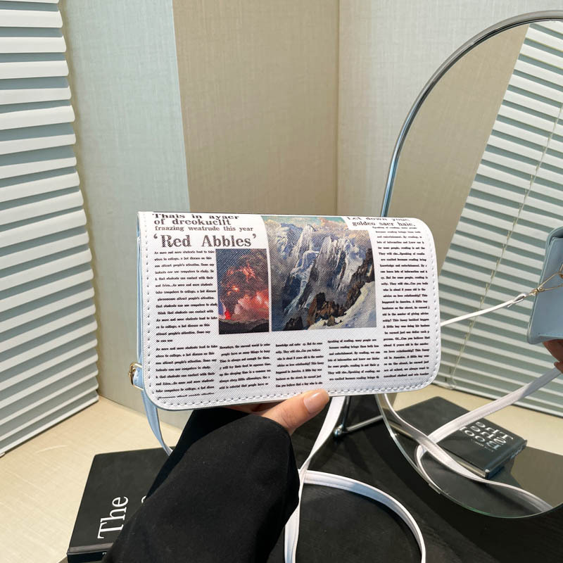 Newspaper Style 2025 new chain bag for women, fashionable and simple design, trendy and versatile, single-shoulder bag, crossbody small square bag full figure