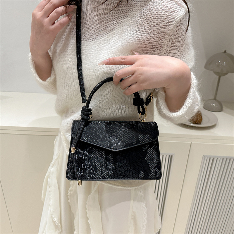 This new solid-color, stylish, embossed single-shoulder crossbody bag is a popular and personalized women's commuter bag this year Specification drawing