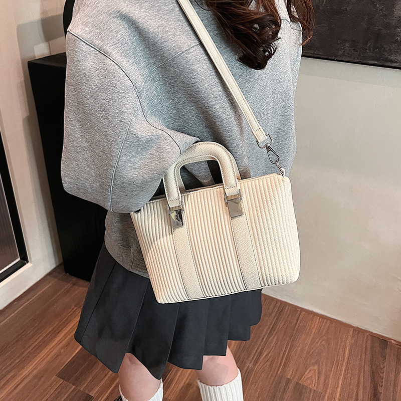 Women's 2024 new style commuter bag, high-end handbag, fashionable shoulder bag, versatile and casual crossbody bucket bag Application Scenario