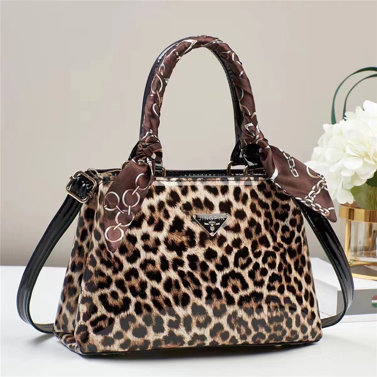 This retro leopard print handbag is a new, simple, niche and versatile single-shoulder crossbody bag with a stylish and elegant texture full figure