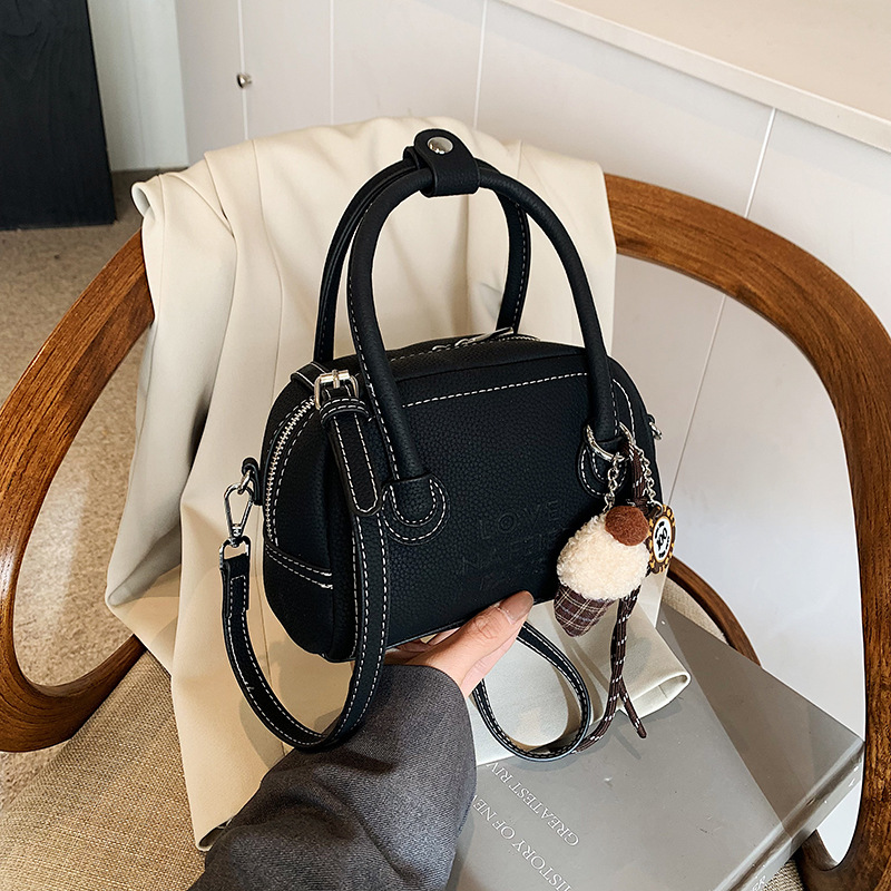 A new 2025 trendy and versatile crossbody bag with a rustic style for women, featuring a high-end texture and a casual hand-held pillow bag Specification drawing