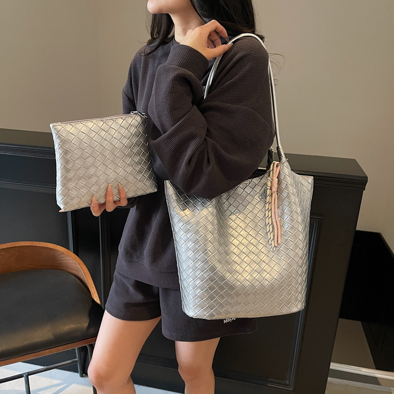 Cross-border niche woven pattern hand-held bucket bag for women 2025 New large-capacity commuting single-shoulder underarm bag details Picture