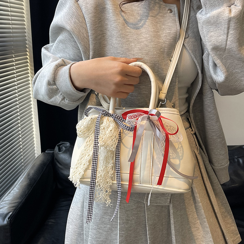 High-end and simple Korean-style hand-held bucket bag for women, 2025 new casual lace commuting fashion single-shoulder crossbody bag Application Scenario