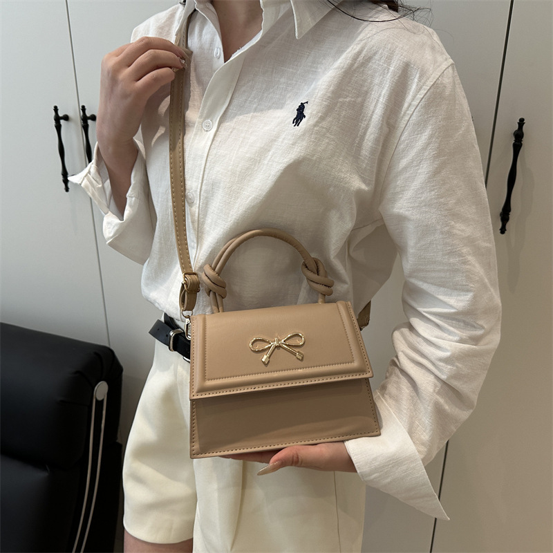 This year, high-quality bags are in vogue for women's summer 2025. The new fashionable single-shoulder crossbody bag with a bow is a small square bag for women details Picture