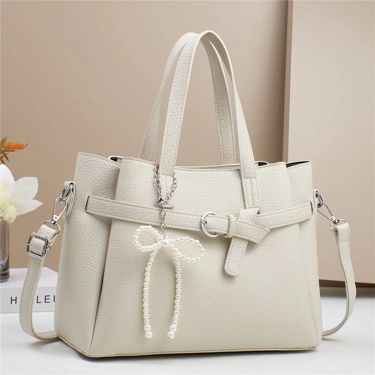 A popular simple women's handbag, a single-shoulder crossbody bag, a trendy 2024 fashion brand, a grand mom bag, and a large-capacity women's bag full figure