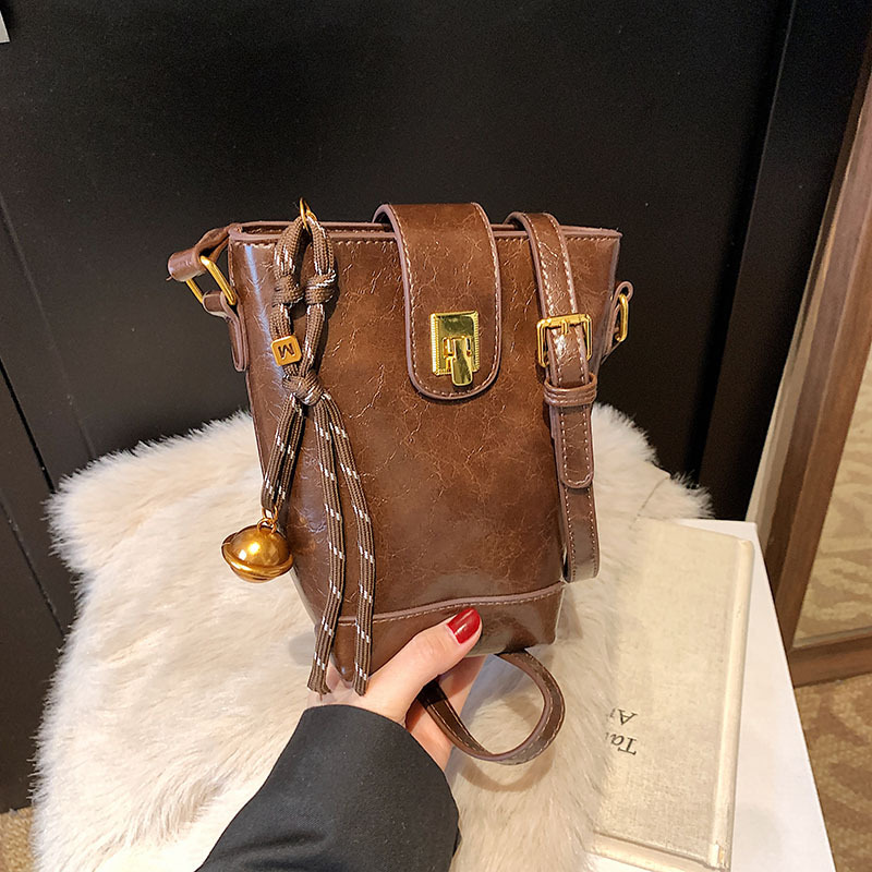 A niche design, fashionable and high-end bucket bag, 2025 new style, simple and versatile single-shoulder bag, casual crossbody bag full figure